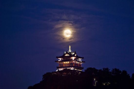 9月24日在江苏镇江云台山拍摄的月亮。当日是中秋节，人们共赏明月，庆祝佳节。