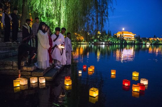 9月24日，在山东台儿庄古城，人们在古运河上放河灯赏明月。当日是中秋节，人们共赏明月，庆祝佳节。