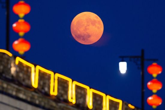 9月24日在南京明城墙中华门段拍摄的圆月。当日是中秋节，人们共赏明月，庆祝佳节。