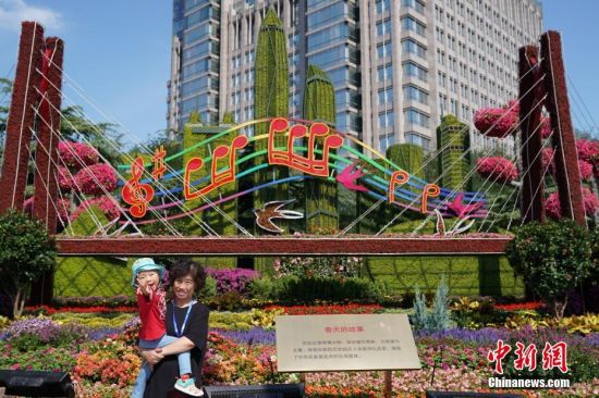 9月21日，市民在北京东单街头的“春天的故事”主题花坛前拍照。随着国庆节临近，北京街头主题花坛陆续亮相，吸引市民驻足观赏拍照。