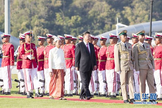 当地时间1月17日下午，国家主席习近平在内比都总统府出席缅甸总统温敏举行的隆重欢迎仪式。这是习近平在温敏陪同下检阅仪仗队。