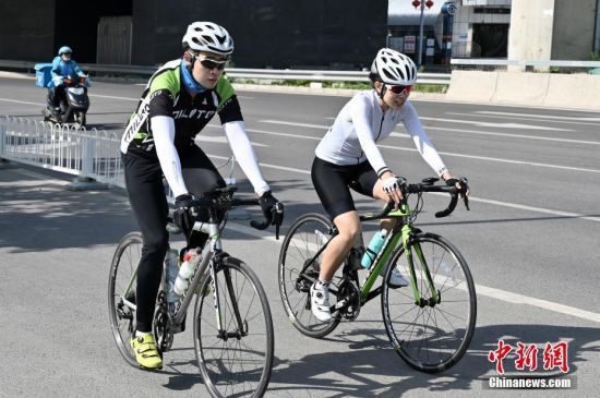 6月6日，两名骑行爱好者在北京街头骑行。当日0时起，北京市突发公共卫生事件应急响应级别由二级调至三级，并相应调整防控策略。
