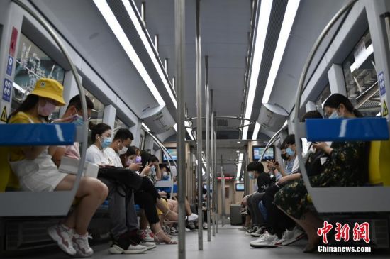 6月6日，市民乘坐北京地铁S1号线出行。当日0时起，北京市突发公共卫生事件应急响应级别由二级调至三级，并相应调整防控策略。