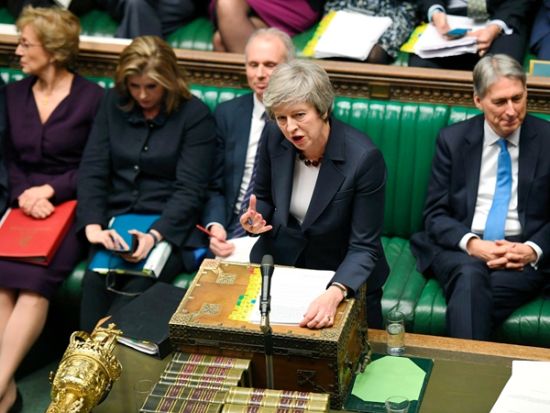 英国16日晚国会表决政府不信任案动议，首相特雷莎·梅惊险过关。