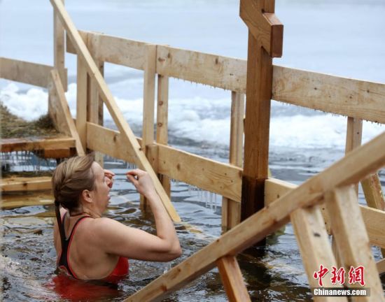 当地时间1月19日，一名俄罗斯居民在结冰的河里浸洗。中新社记者