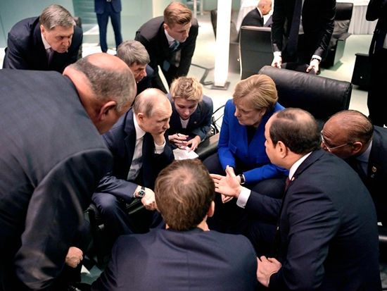 1月19日的利比亚问题国际会议上，德国总理默克尔与俄罗斯总统普京、埃及总统塞西会谈画面。（AP）