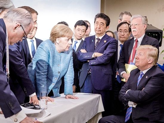 2018年6月，七国集团（G7）峰会上，默克尔与特朗普“交锋”画面引爆舆论。（VCG）