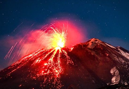 意大利埃特纳火山再次喷发 熔岩瀑布流光溢彩