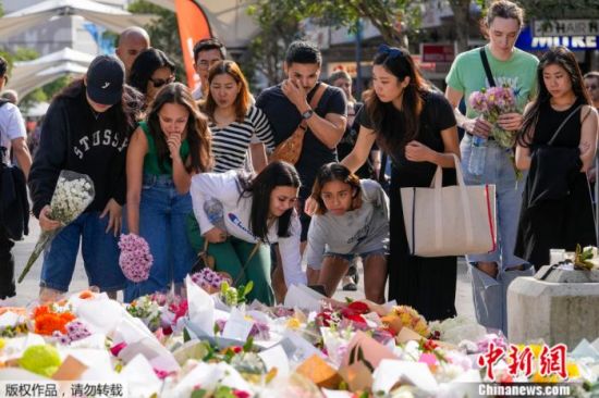 　　4月15日，民众在发生持刀袭击案件的商场附近献花悼念遇难者。