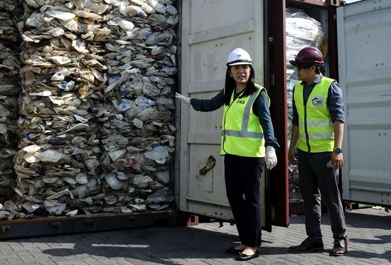 马来西亚退回150个货柜塑料废料。
